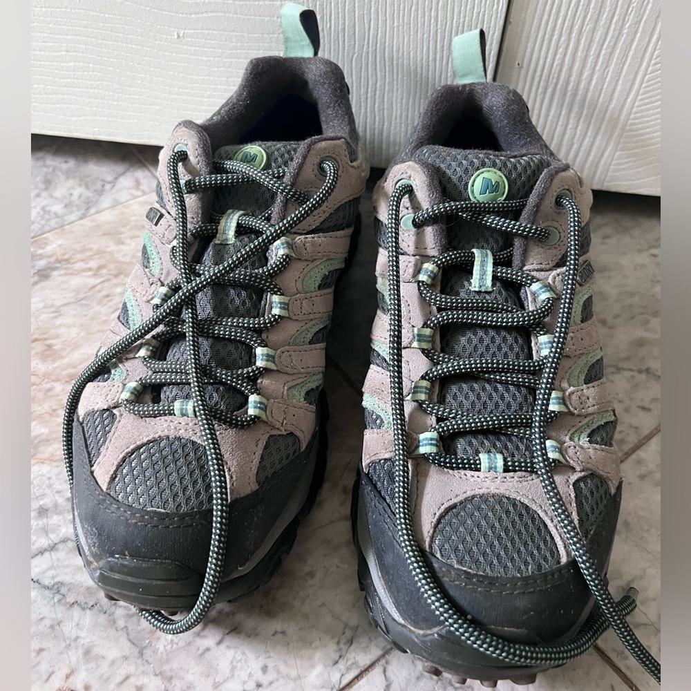 Merrell Women's MOAB 2 Hiking Waterproof Shoe (size 8)